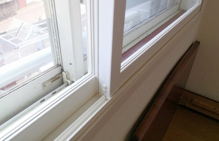 2枚以上のガラス板を組み合わせ、中間膜や空気層を挟む