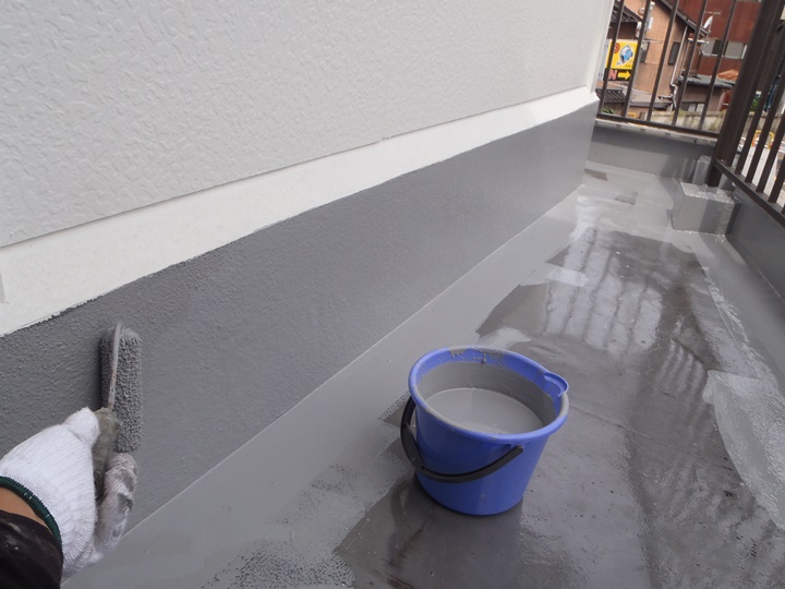 ベランダ防水工事施工中<br />
立ち上がり部分も雨漏りしないよう防水します。