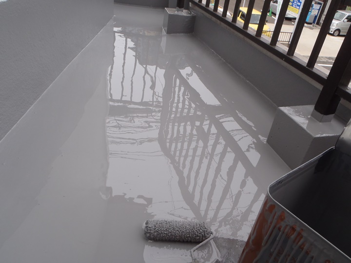 １回目の下塗り後、良く乾かして2回目塗っていきます。