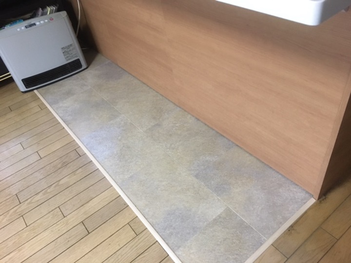 カウンターを壊した後の釘跡が残っていましたので部分的にフロアタイル施工いたしました。