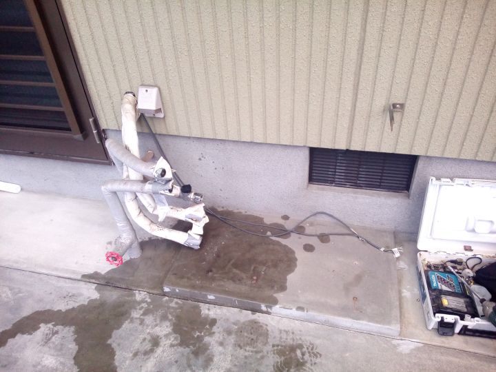 給湯器を取り外します