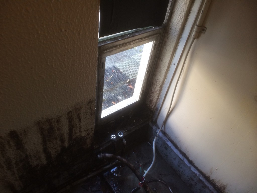 既存給湯器をはずします。