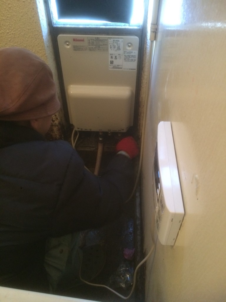新しい給湯器を取り付けます