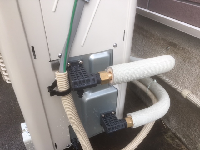 エコキュートヒートポンプ、タンクに接続する金具も専用の高価な継手を使用します,10年以上使用するためしっかりとした工事、部材を使用します。