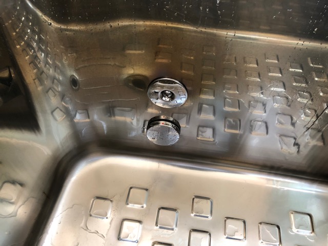 既存浴槽に２つ穴があているので1つキャップをしてもう１つに追い炊き、お湯張用の循環金具を取付ます。