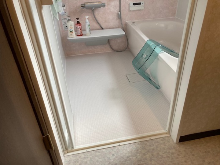 ユニットバスはＴＯＴＯユニットバスTサザナ1717、畳のようにやわらかでＷ断熱構造でヒヤッとしないほっカラリ床、４時間経っても温度低下２．５℃魔法びん浴槽、３５％節水エアインシャワーも標準でついています。換気暖房乾燥機も取り付けいたしましたので寒い冬に重宝されます。