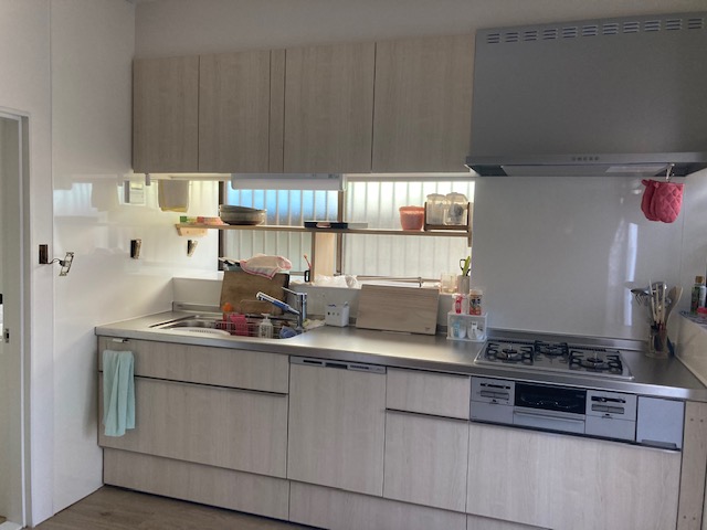 キッチンはLIXILシエラ、換気扇もプロペラファンから薄型レンジフードに交換しました。食洗器も取り付けしていますので家事がとても楽になります。