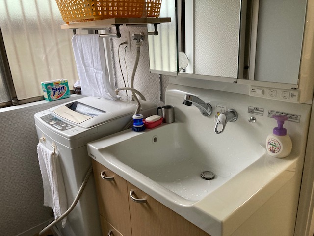 使いやすいように洗濯機、洗面台を移設しました。