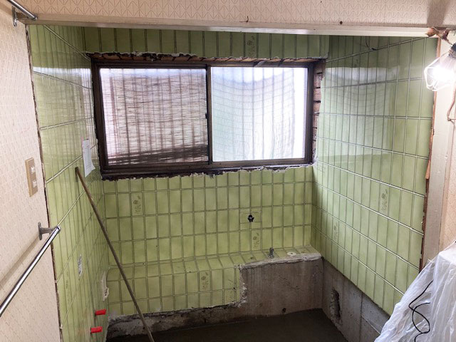 解体後、排水移設後、土間うち工事後、給水、給湯、追い炊き配管工事及び照明、換気扇、リモコン電源工事を行います。