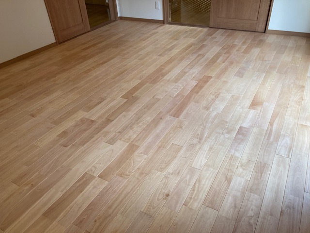 フローリングはサクラの無垢板で仕上げました。