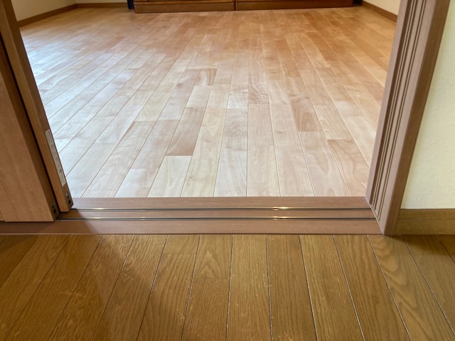 既存の6センチある敷居を撤去してバリアフリーにしました。