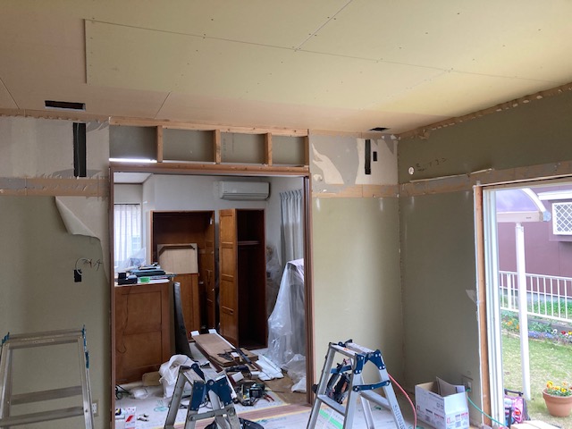 壁、床、建具、天井を剥ぎ取りして新しく貼りかえます。
