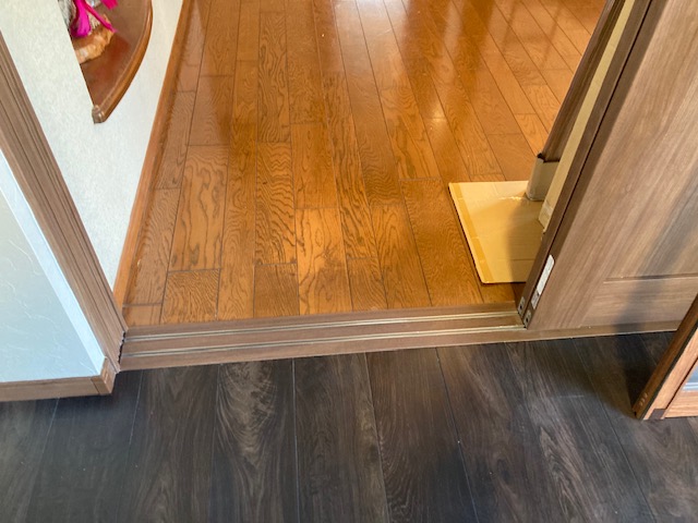 6センチあった敷居の段差も取り除いてバリアフリーに。床材は東洋テックスのワイルドダーク柄です。濃い色、重厚感と高級感があります。