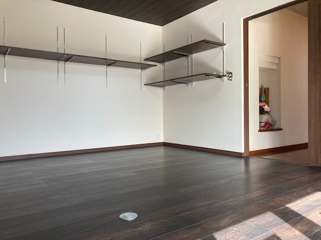 床にコンセントを設置し、壁には可動の収納棚を設置しました。