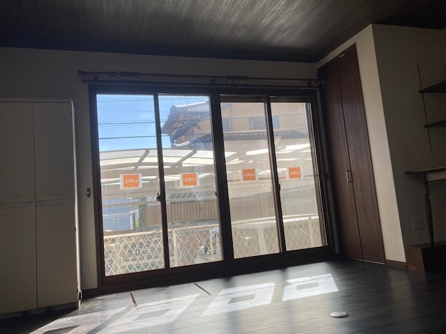 広い開口部を断熱目的で内窓を設置いたしました。