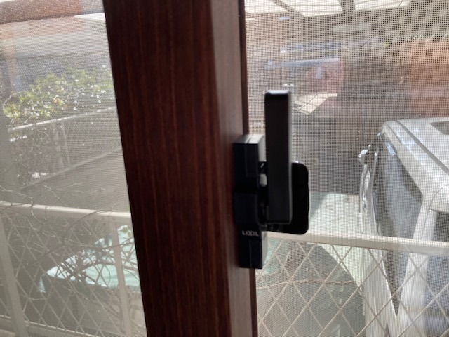 内窓LIXILインプラスは今ある窓の内側に、新たに窓を取り付けて二重構造にして窓の気密を上げ、外窓とインプラスの間に新たな空気層を作ることで、防音効果、断熱・省エネ効果を飛躍的にアップさせるおすすめ商品です。