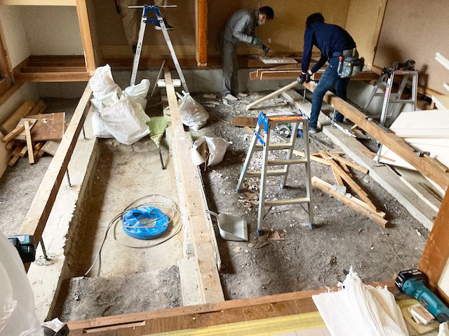 畳を撤去してフローリングが貼れるように下地工事をします。