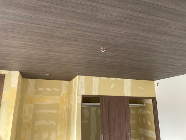 天井からクロスを貼っていきます。