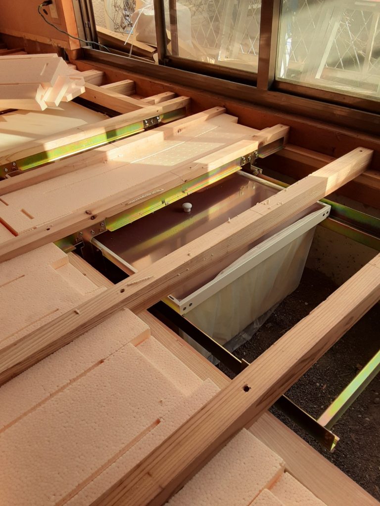 床下に可動式の収納庫を設置します。