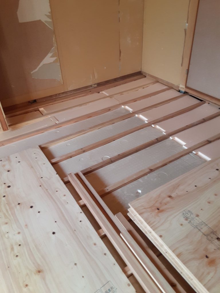 下地根太を入れてその後、断熱材を入れていきます。