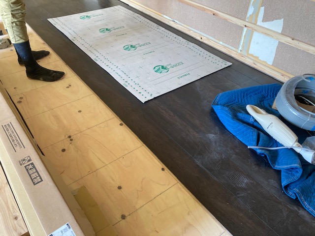 コンパネ下地施工後、フローリングを貼っていきます。