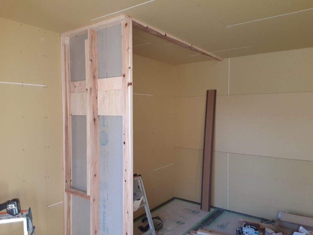 壁、天井ボード施工後、収納建具を取り付ける下地壁等を造作します。