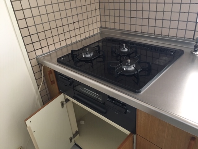 天板がガラストップで掃除がしやすいノーリツファミに交換しました。