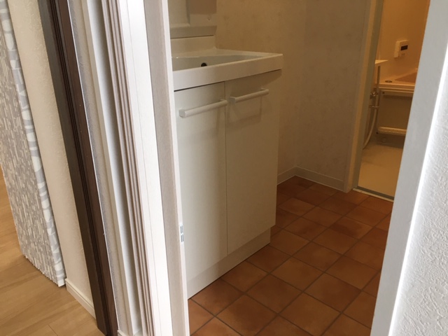 ユニットバス解体して分かったのですが、余った空間があったのと梁をカットしてユニットバスを奥にしたことで、洗面所を40センチ程広げる事ができました。