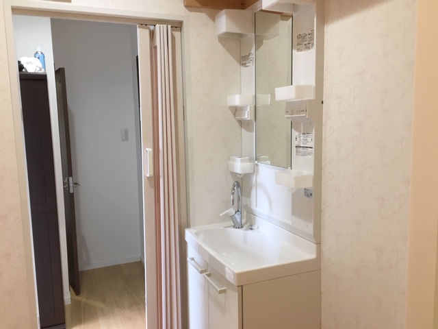 洗面所入口が狭いため、通常は54㎝程ありますが、奥行38cmのコンパクトタイプの洗面台を取り付けいたしました。