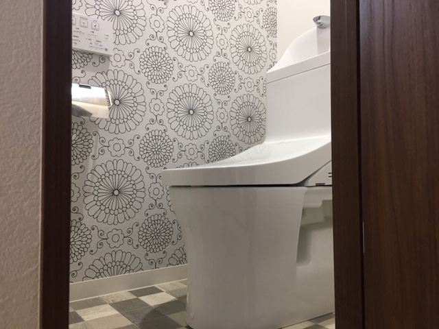 壁は白を基調にアクセントクロス、床は段差をなくしてクッションフロアで、入口建具も交換いたしました。