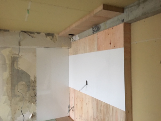 キッチンの位置を左側壁につけますので排気ダクト等を移設してダクトを隠すためハコを造ります。壁もキッチンが収まる様に壁をふかします。