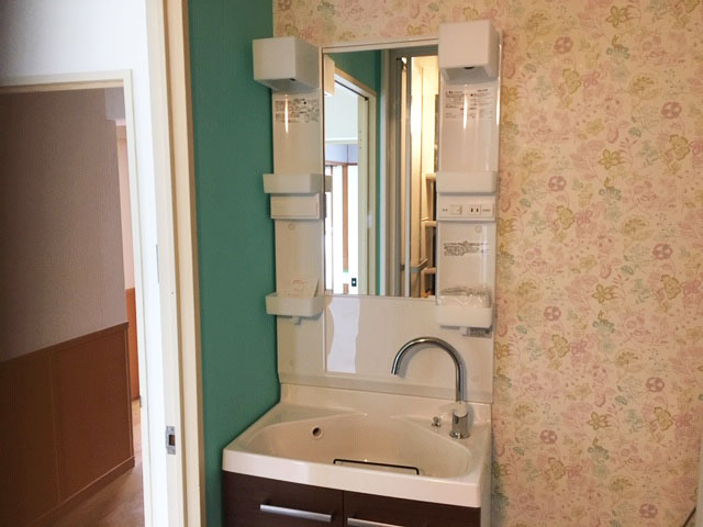 洗面台は奥行35㎝のコンパクトなLIXILリフラです。