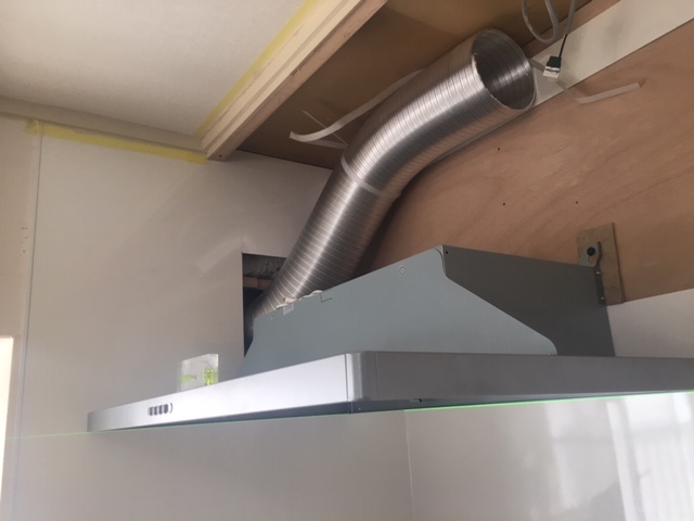 キッチンの施工中の写真です。