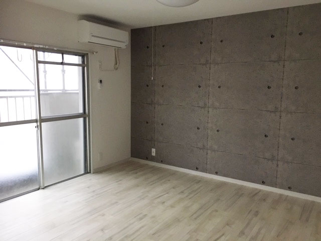 壁は白を基調にアクセントクロス、床はクッションフロアで、入口建具も交換いたしました。