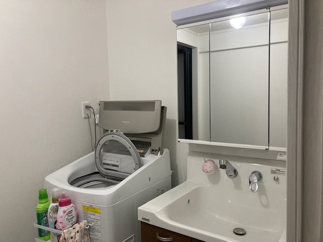 洗濯機を使いやすいように位置変更の為、コンセント、給水、排水を移設しました。