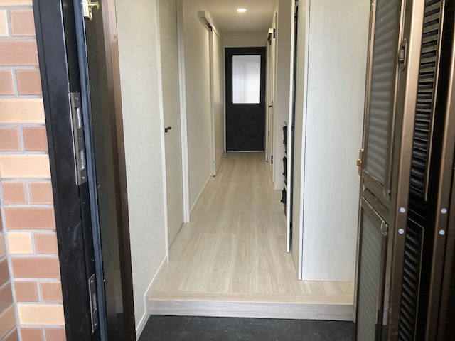 床はリビング、洋間に段差がありましたが下地コンパネ、12mmフローリングで段差を解消してバリアフリーにしました。