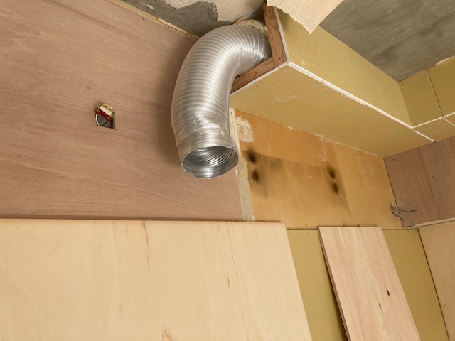 換気ダクトを隠す壁を造作します。