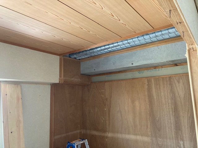 洋間に施工中の写真です。