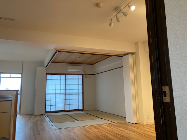 可動式の間仕切りを取り付けしていますので、暮らしに応じてリビングと和室を広く1つで使うこともできます。間地切って2部屋で使用することも可能です。