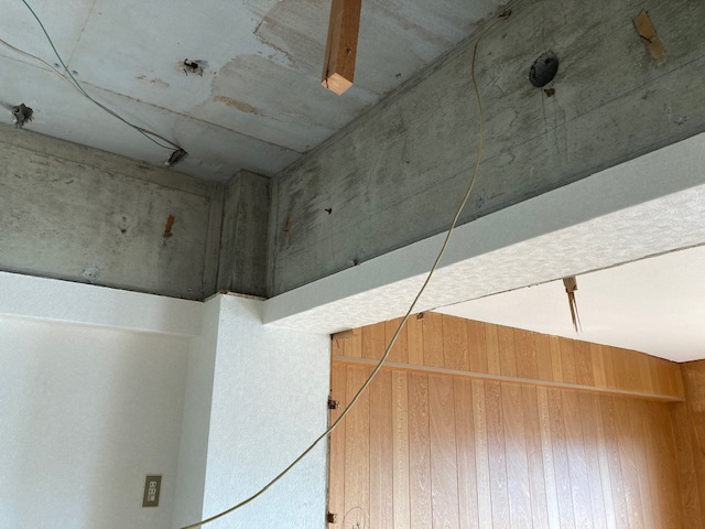 和室押入れ、間仕切り壁を全て撤去します。構造状壊せないコンクリート梁は残します。