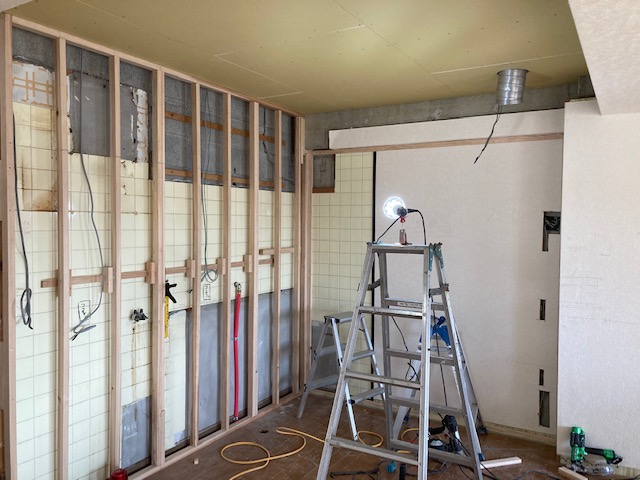 キッチン解体後、壁に空間を作ってそこから床の中に給水、給湯、電気、ガスを既定の位置に移設します。