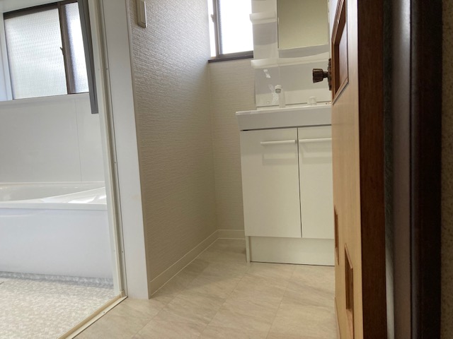 浴室を1216から足が延ばせる1616に変更したため洗面所が40cm小さくなり、洗濯機置き場は台所に移設しました。