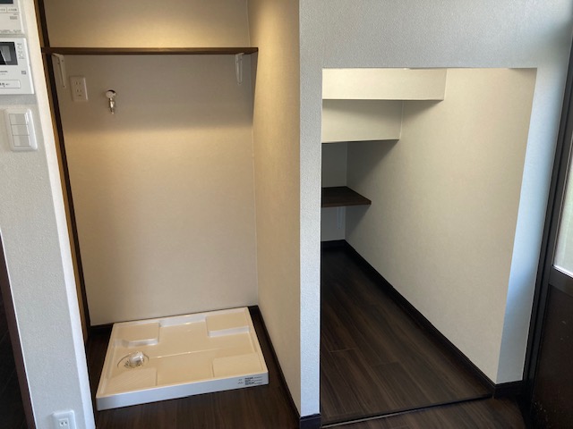 台所に移設した洗濯機置き場です。