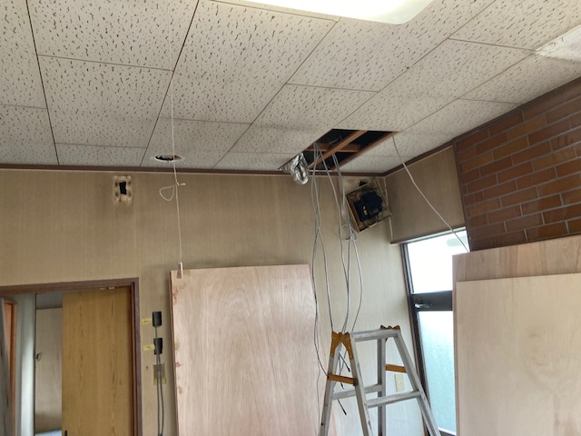 キッチン解体後、既定の位置に電気、給排水工事を行っていきます。ダウンライトをつけるための配線工事を行っています。続いて大工工事でキッチンパネルを貼っていきます。