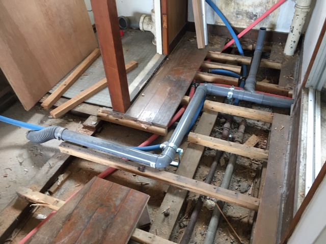 新しく洗濯機置場を設置しますので給水管、給湯菅、排水管を新規に指定位置に持っていきます。排水は既定の勾配をとってやります。洗面台、洗濯機排水は風呂の排水に持っていきます。