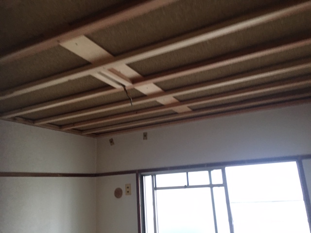 下地ボードを止めるための木を打って施工していきます。