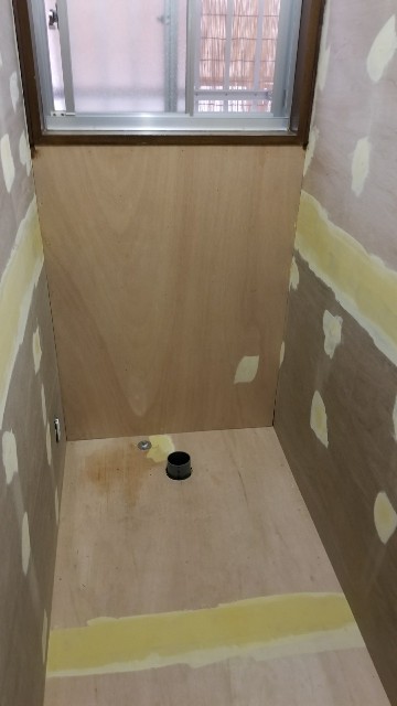 トイレ施工中トイレ取り外し後、床、壁に下地を打って内装仕上げを貼る前のパテを打っていきます。<br />ここで1日目は終わって夜使用できるように便器を１回仮付けをします。