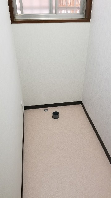 ２日目は仮付け便器を取り外し内装を仕上げます。その後、新しい便器を取り付けます。