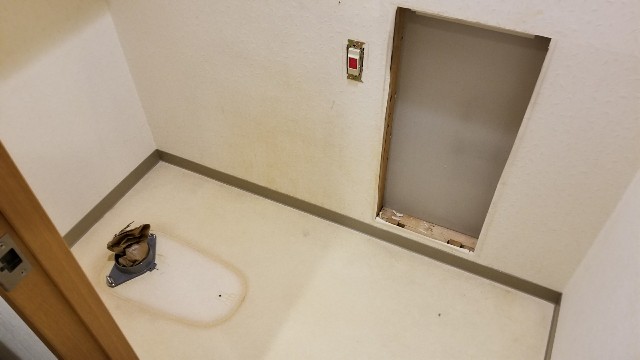 トイレ取り外し後、床のクッションフロア、壁紙を張り替えます