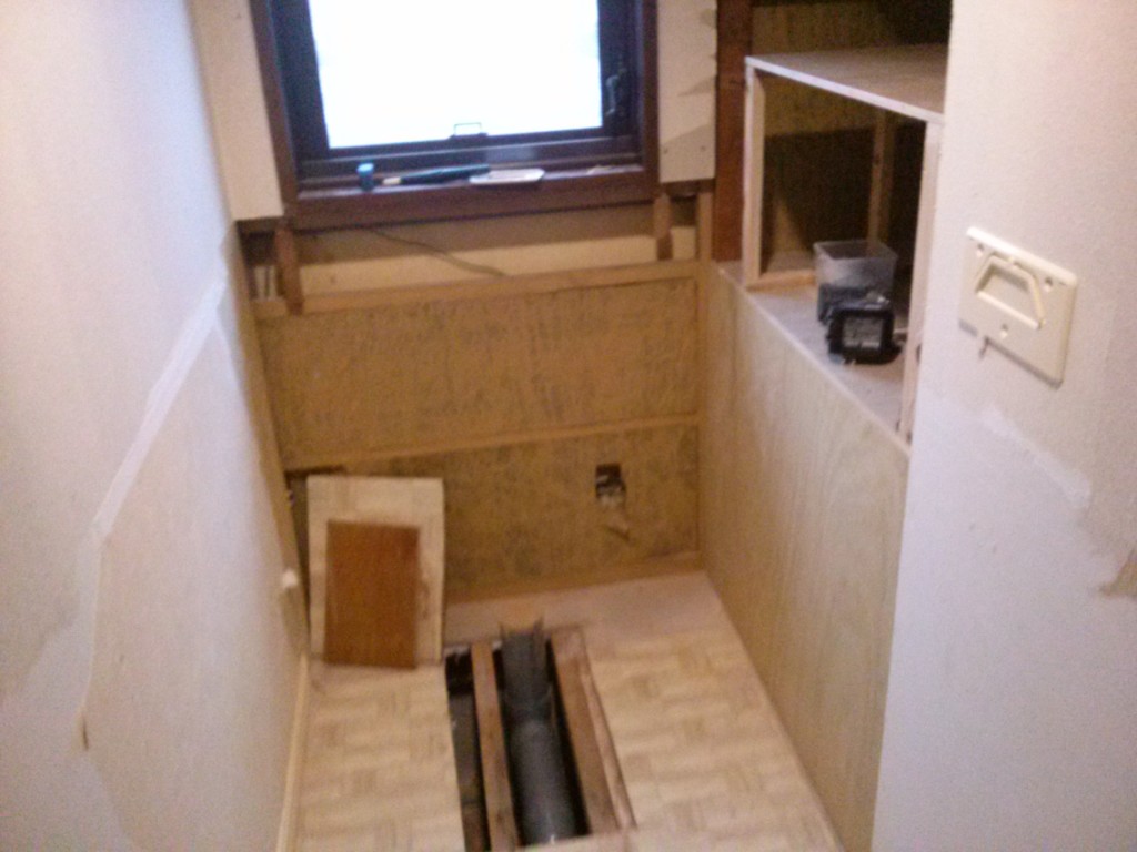 床排水移設及び窓下棚解体窓下の棚を解体して便器を奥に引っ込めたため排水の芯がリモデル用では届かないので排水芯を移設します。